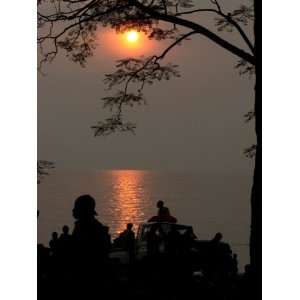 Congolese Refugees Wait for the Ferry to Bukavu, Congo Premium 