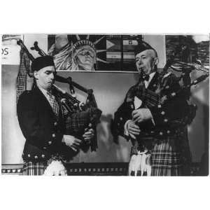  Pipers playing bagpipes,Scottish dances,National Folk 