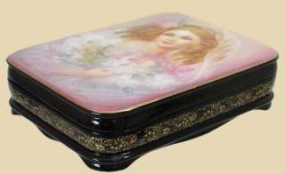 This beautiful Russian lacquer box from the village of Fedoskino 