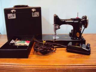 VTG 1940 SINGER Featherweight Portable Sewing Machine Model 221 1 Case 